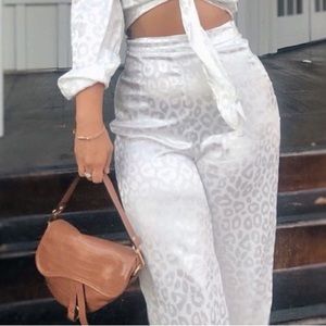 ‼️ACCEPTING OFFERS‼️
 - White Silky Pants with Cheetah Metallic Pattern 🤍🐆